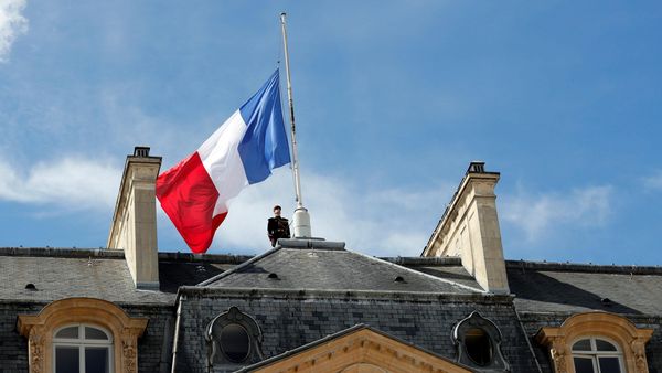 Istana Elysee Kibarkan Bendera Setengah Tiang