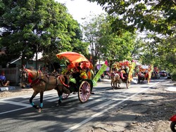 Serunya Pawai Tradisi Lebaran Kusir Dokar Puter Kayun