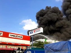 Toko Ban di BSD Terbakar, Lalin Macet