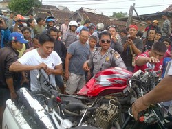 Pemotor di Semarang Tewas Tertabrak KA karena Terobos Palang Perlintasan