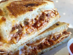 Nyam! Hybrid Sandwich Terbaru Ini Berisi Spaghetti dan Keju Mulur