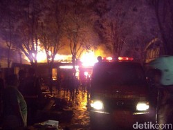 Hampir 4 Jam, Kebakaran di Pasar Sayur Magetan Belum Berhasil Dipadamkan