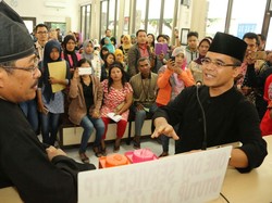 Dapat Aduan Pembuatan e-KTP Lama, Bupati Anas Sidak dan Traktir Bakso Warga
