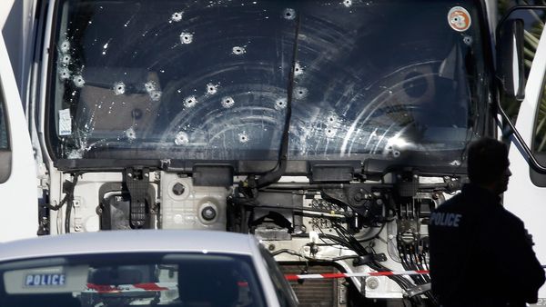 Lubang Peluru Penuhi Kaca Truk Maut Nice