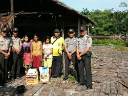 Kondisi Ekonomi Memprihatinkan, 2 Bocah yang Selamat Lawan Buaya Diberi Sembako