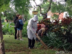 Gebrakan Risma: Di Jakarta Masih Banyak, Pengemis Sudah Lenyap dari Surabaya