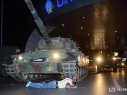 Angkat Tangan, Puluhan Tentara pro-Kudeta Menyerah di Jembatan Bosphorus