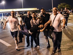 Tembakan Pihak Militer Turki Mengenai Orang yang Berkerumun di Istanbul