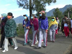 Persiapan Kasada, Warga Tengger Bromo Gelar Jalan Santai Bersarung
