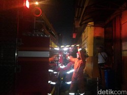 Dua Ruko Di Pasar Jatinegara Terbakar