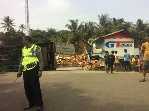 Truk Isi Minuman Kemasan Terguling di Nagreg, Lalin Tersendat