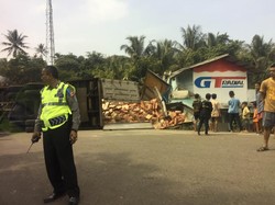 Truk Isi Minuman Kemasan Terguling di Nagreg, Lalin Tersendat