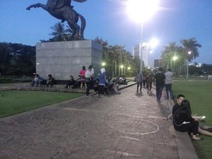 Tak Lelah Berburu Pokemon di Monas