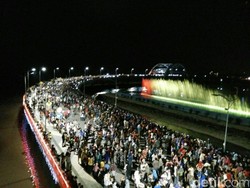 Pertunjukan Air Mancur Menari Selesai, Warga Diminta untuk Kosongkan Jembatan Suroboyo