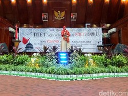 Saat Walikota Banda Aceh Membaca Puisi di Depan Penyair 8 Negara