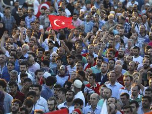 Tolak Kudeta Militer, Rakyat Turki Turun ke Jalan