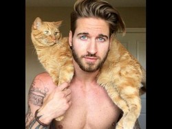 Model Tampan Populer di Internet Karena Angkat Kucing Sebagai Beban