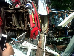 Bus Trans Semarang Tabrak Pangkalan Ojek, Penumpang Luka-luka