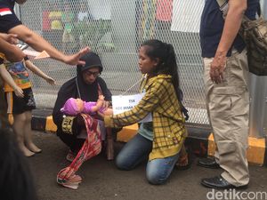 Anwar Buka Gamis dan Hapus Lipstik di Bajaj Usai Kabur dari Rutan Salemba Anwar Buka Gamis dan Hapus Lipstik di Bajaj Usai Kabur dari Rutan Salemba