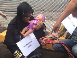 Begini Penampakan Anwar Saat Pakai Gamis Hingga Berlipstik di Rutan Salemba