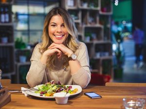 Chef Profesional Nggak Akan Lakuin 6 Hal Ini Saat Makan di Restoran Chef Profesional Nggak Akan Lakuin 6 Hal Ini Saat Makan di Restoran