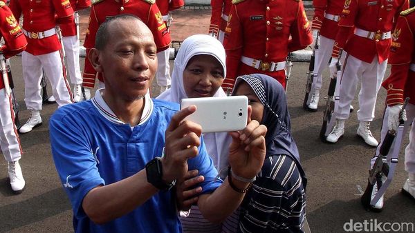 Warga Selfie dengan Paspampres Saat Pergantian Jaga