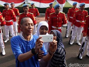 Warga Selfie dengan Paspampres Saat Pergantian Jaga