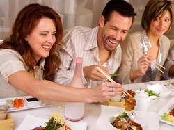 Mau Makan di Restoran? Coba Ikuti Trik Ini Agar Tetap Ramping dan Sehat (2)