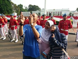 Ketika Warga Selfie dengan Paspampres Saat Pergantian Jaga