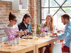 Mau Makan di Restoran? Coba Ikuti Trik Ini Agar Tetap Ramping dan Sehat (1)