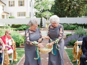 Foto: Nenek 70 Tahun Jadi Gadis Pembawa Bunga di Pernikahan Cucunya