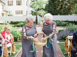 Foto: Nenek 70 Tahun Jadi Gadis Pembawa Bunga di Pernikahan Cucunya