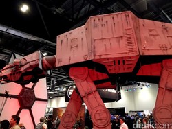 Pria Ini Punya AT-AT Star Wars Raksasa di Depan Rumah