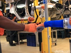 Saat Manusia dan Robot Berduet Membuat Mobil