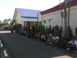 Antusias Antar Anak ke Sekolah, Ortu Berpanas-panasan Saksikan Anak Upacara