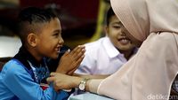 Orang Tua Antar Anaknya di Hari Pertama Sekolah