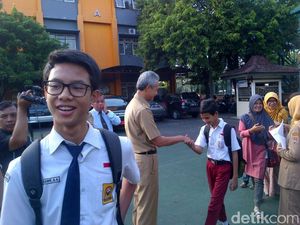 Senangnya Putra Gubernur Ganjar Ketika Diantar Ayahnya Sekolah