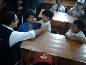 Mendikbud Tenangkan Siswa yang Menangis di Hari Pertama Sekolah