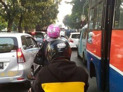 Hari Pertama Masuk Sekolah, Jalan Tol dan Arteri Menuju Jakarta Macet