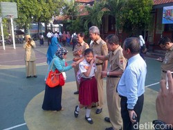 Kenangan Gubernur Ganjar di Hari Pertama Sekolah: Menangis dan Ditunggui Ibu