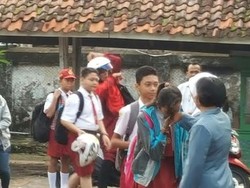 Hari Pertama Masuk Sekolah, Guru Sambut Siswa Baru