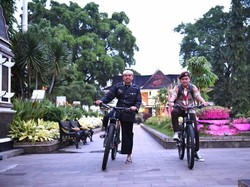 Bupati Dedi Antar Kedua Anaknya di Hari Pertama Sekolah