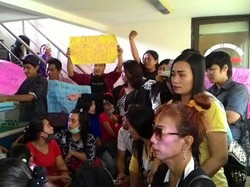 Tempat Kerja Tak Juga Dibuka, Karyawan Rumah Karaoke ini Berunjuk Rasa