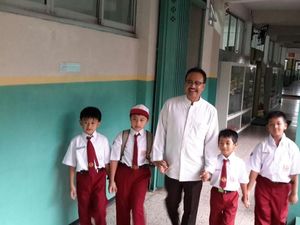 Antar 2 Anaknya ke Sekolah, Wagub Jatim: Orang Tua Juga Punya Tanggung Jawab