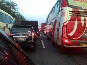 Hari Pertama Masuk Sekolah, Tol Cikampek Arah Jakarta Macet