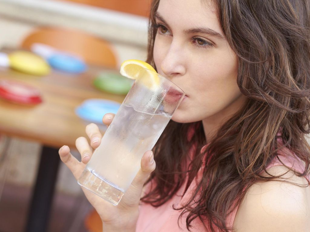 Minum Air Es Usai Makan Katanya Bisa Bikin Tubuh Gendut, Benarkah?