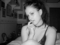 Foto Wanita Selfie di Kamar Ini Jadi Viral, Bisa Tebak Alasannya?