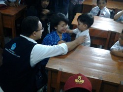 Mendikbud Menyemangati Siswa SD di Bogor di Hari Pertama Sekolah