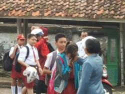 Hari Pertama Masuk Sekolah, Guru di Surabaya Sambut Siswa Baru di Halaman Depan