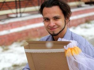 4 Pernikahan Teraneh: Menikah dengan Pizza Hingga iPhone